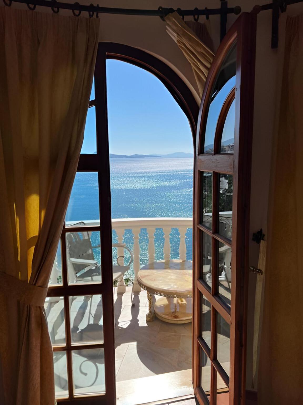 Monte Cristo Hotel With Rooftop Pool Sarande Exterior photo