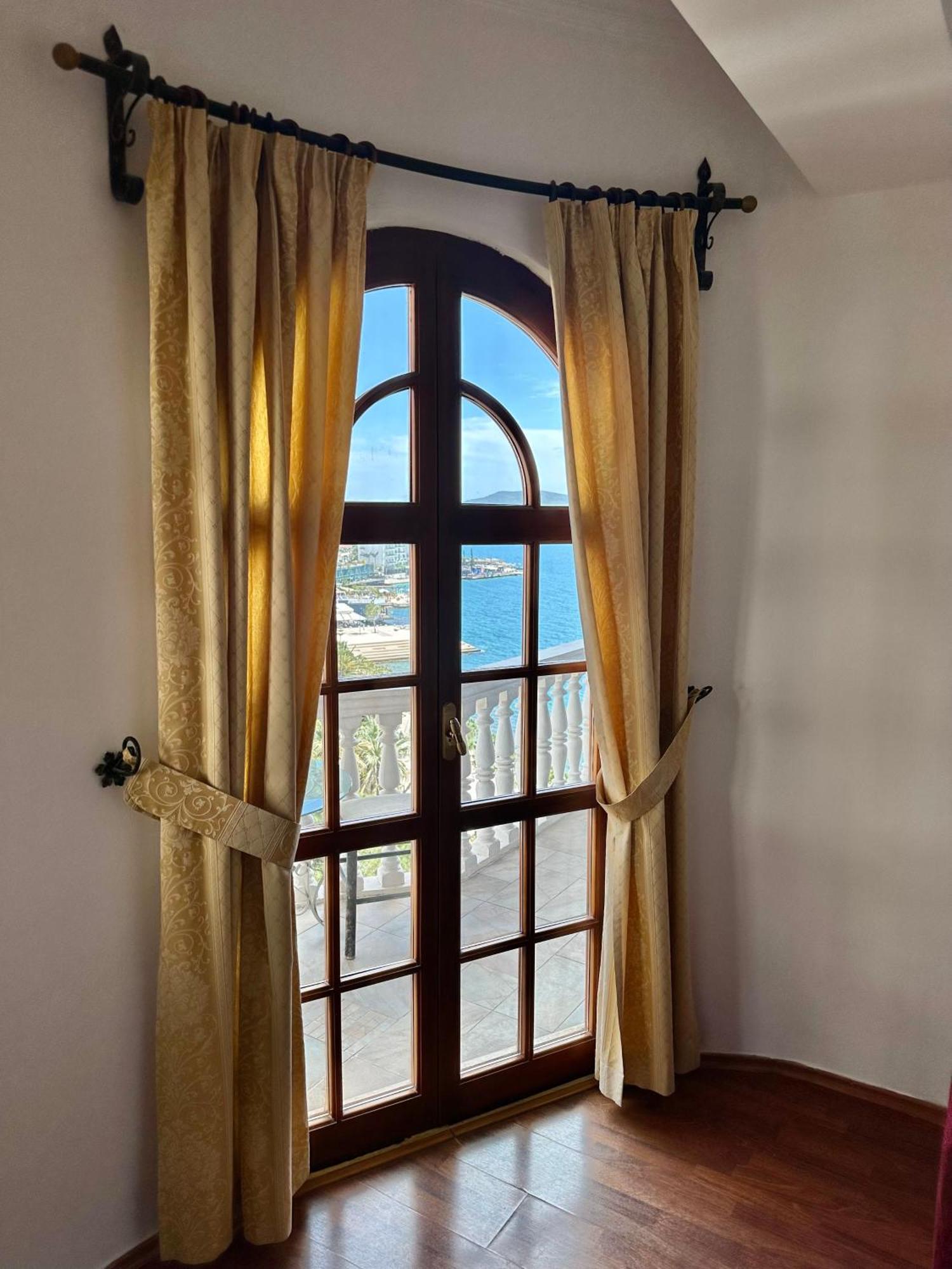 Monte Cristo Hotel With Rooftop Pool Sarande Exterior photo